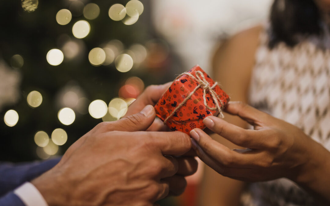 Řekla jsi „ano“ pod stromečkem? Tady je váš elegantní plán na první týdny po zásnubách